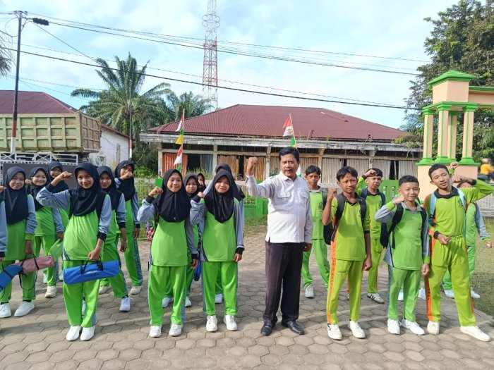 MTsN 3 Muaro Jambi Lepas Tim Drumband ke Lomba Kabupaten