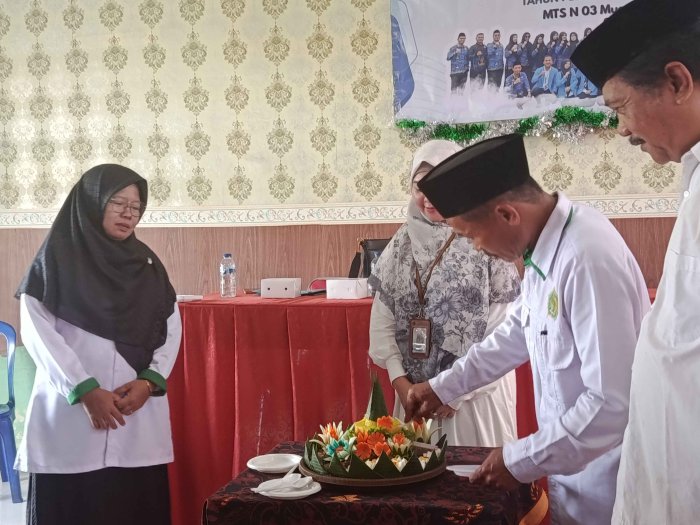 Mahasiswa PLP Rayakan Hari Guru Nasional dengan Pemotongan Tumpeng di MTsN 3 Muaro Jambi