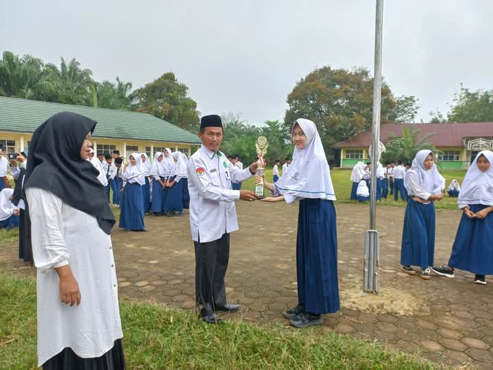 Penyerahan Piala Juara 1 Lomba Tari Kreasi di ajang Diaz Expo 2025 Al Azhar Jambi