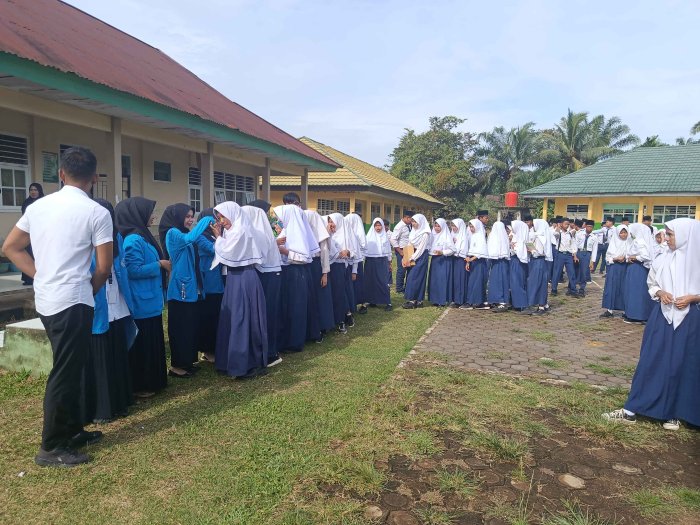 Mahasiswa PLP UIN STS Jambi Salam-Salaman dengan Siswa MTsN 3 Muaro Jambi Sebelum Berpisah