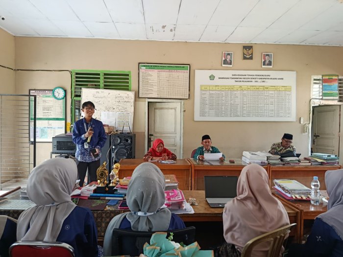 MTsN 3 Muaro Jambi Gelar Rapat Koordinasi Bulan September dan Perkenalan Mahasiswa PLP UIN STS Jambi
