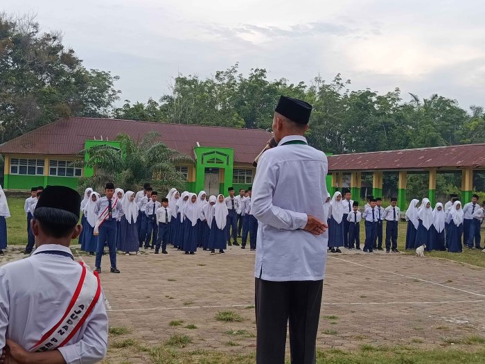 Upacara Hari Pahlawan di MTsN 3 Muaro Jambi: Kepala Madrasah Kardono Tekankan Guru Sebagai Pahlawan Masa Kini