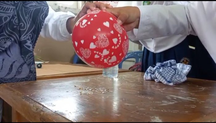 Siswa Kelas 9B MTsN 3 Muaro Jambi Antusias Laksanakan Praktik IPA Bersama Ibu Yusriati, S.Pd