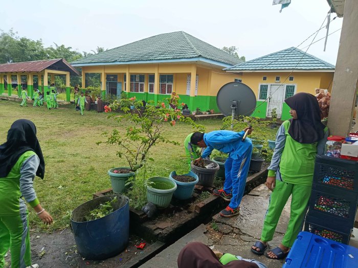 Siswa Kurang Disiplin Dibina dengan Kegiatan Bersih Lingkungan