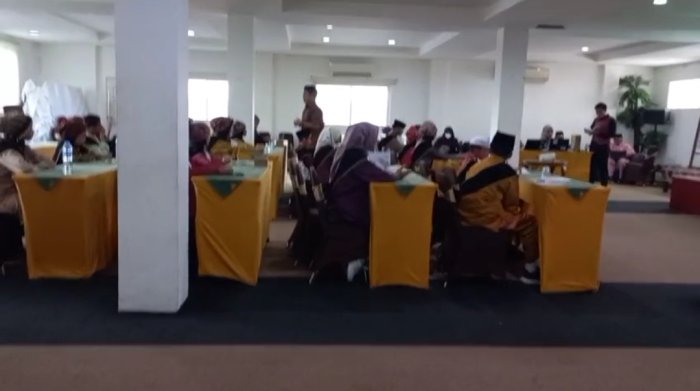 Jesica Amira Tunjukkan Kemampuan Menulis Aksara Arab Melayu di Festival Tunas Bahasa Ibu