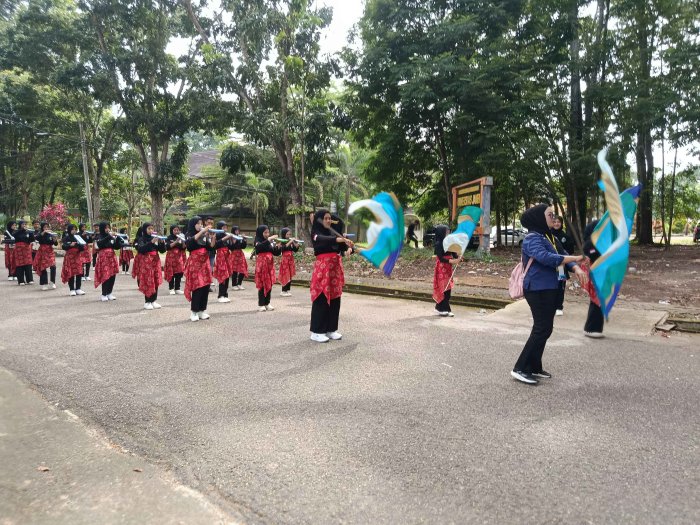 Sambil Menunggu Giliran Parade, Tim Drumband MTsN 3 Muaro Jambi Tetap Semangat Berlatih