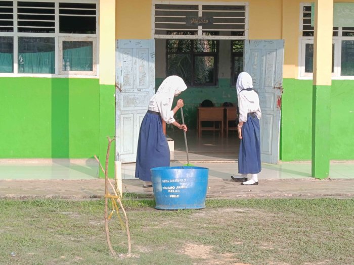 Biasakan Disiplin! Siswa MTsN 3 Muaro Jambi Lakukan Piket Sore agar Kelas Siap untuk Kegiatan Belajar Esok Hari