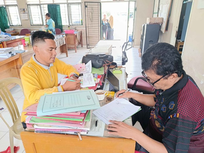 Panitia Asesmen Semester Ganjil MTsN 3 Muaro Jambi Siapkan Administrasi dengan Matang Demi Kelancaran Pelaksanaan