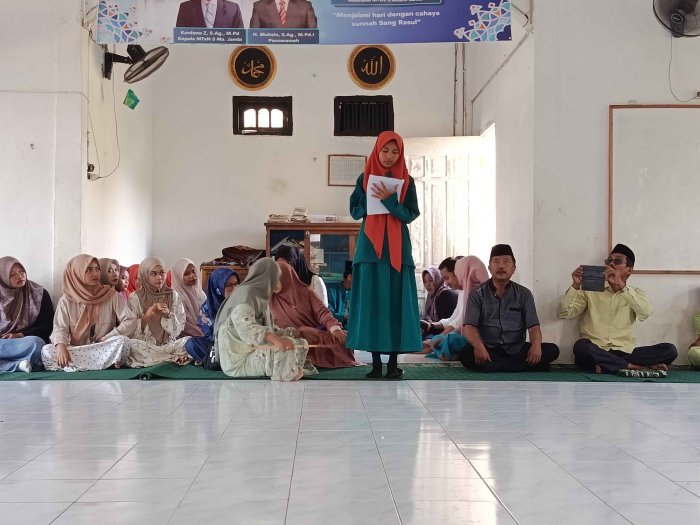Najhua Yonci Kelas 8A Sampaikan Kultum Bertema Media Sosial di MTsN 3 Muaro Jambi
