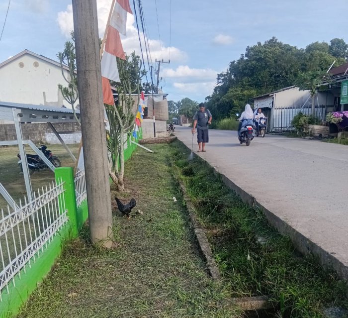 Petugas MTsN 3 Muaro Jambi Lakukan Penyemprotan Rumput untuk Jaga Kerapian Lingkungan Madrasah