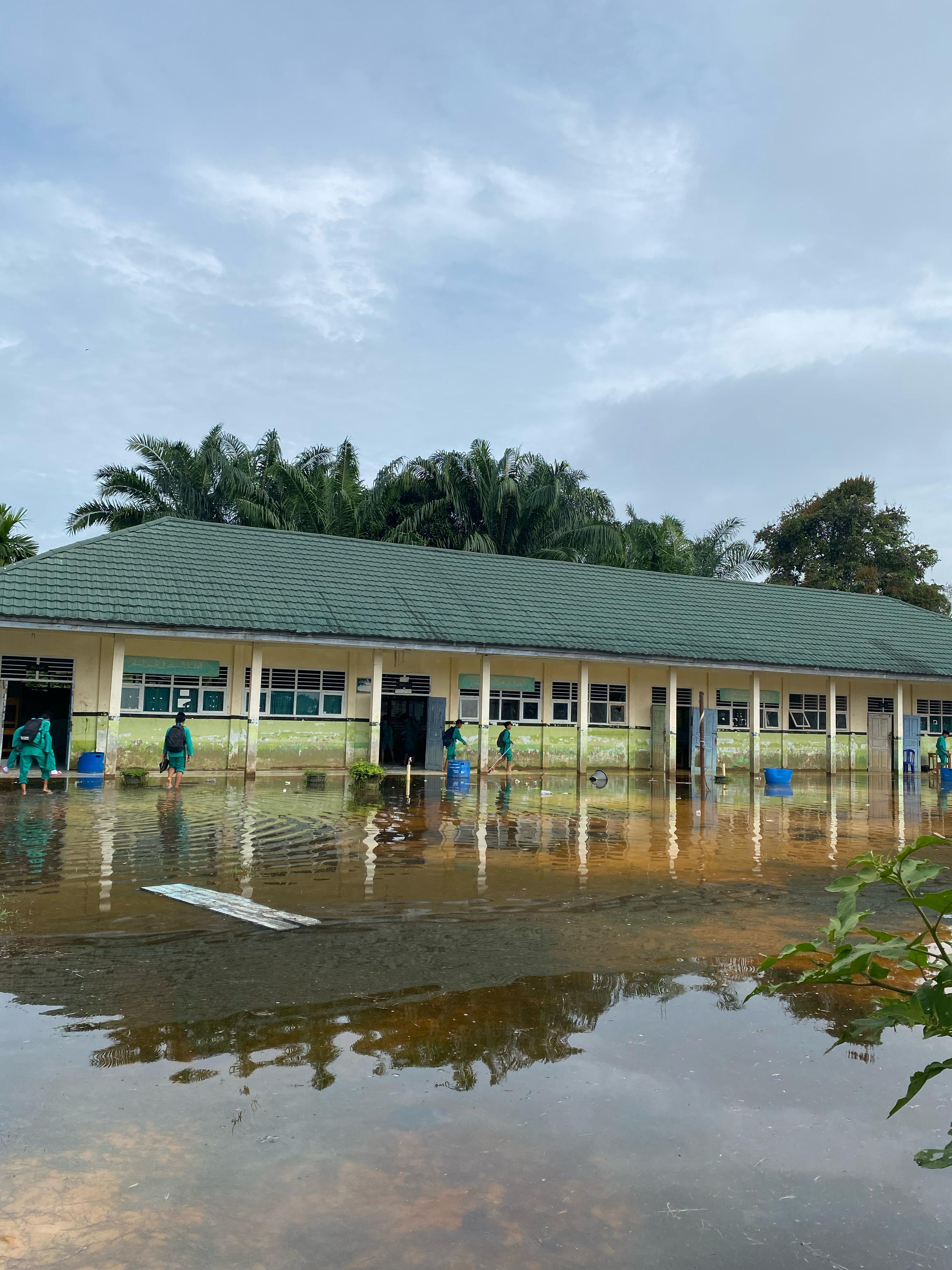 Siswa-Siswi MTsN 3 Muaro Jambi Tetap Belajar dalam Keadaan Banjir di Bulan Puasa