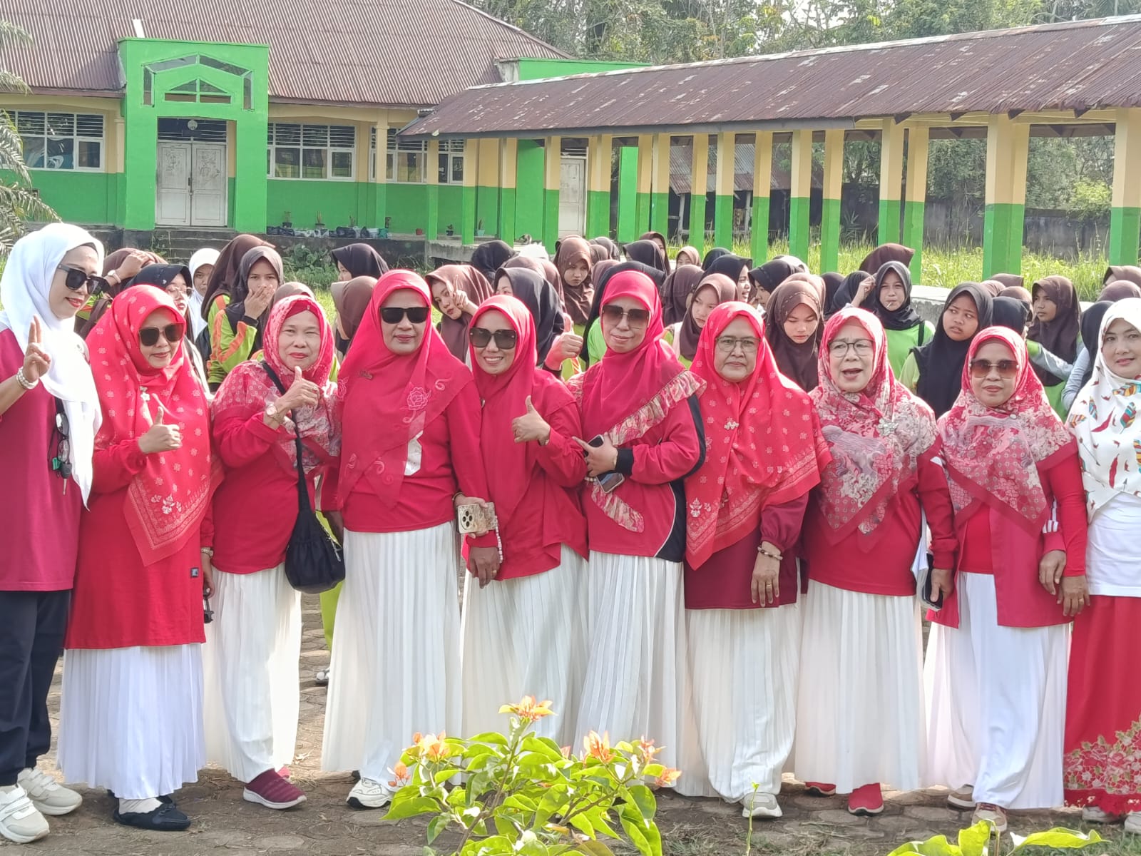 Guru-Guru MTsN 3 Muaro Jambi Antusias Meriahkan HUT RI dengan Tema Merah Putih