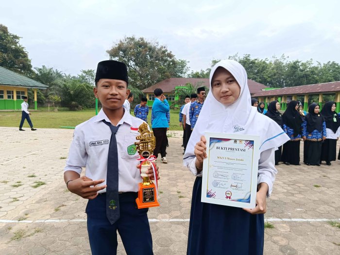 Rasa Bangga Tim Drumband Gema Citra MTsN 3 Muaro Jambi Saat Mengangkat Piala dan Piagam Juara