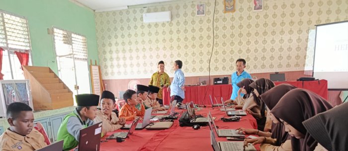 Pengawas Madrasah Monitoring Pelaksanaan ANBK di MTsN 3 Muaro Jambi