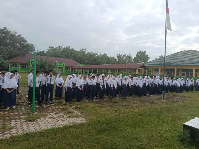 Hari Pertama Semester Genap, Siswa MTsN 3 Muaro Jambi Tetap Semangat Diawali Apel Pagi