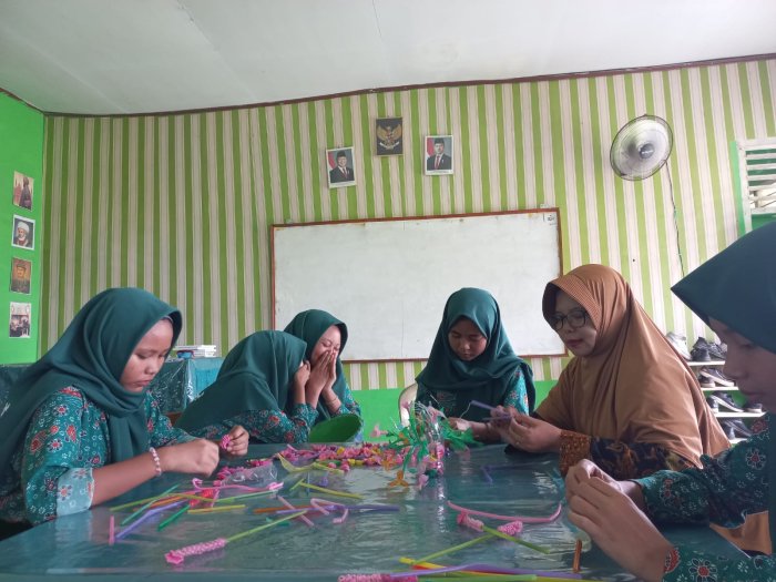 Wali Kelas 8A Ajak Siswa Hias Kelas dari Sedotan Bekas untuk Tingkatkan Kreativitas dan Kepedulian Lingkungan