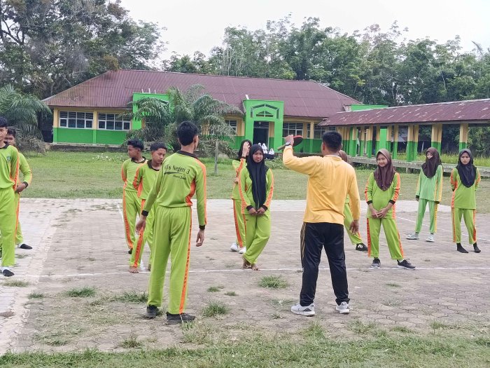 Guru Olahraga Tris Sutrisno Arahkan Siswa MTsN 3 Muaro Jambi Bermain Tenis Meja dengan Teknik yang Benar