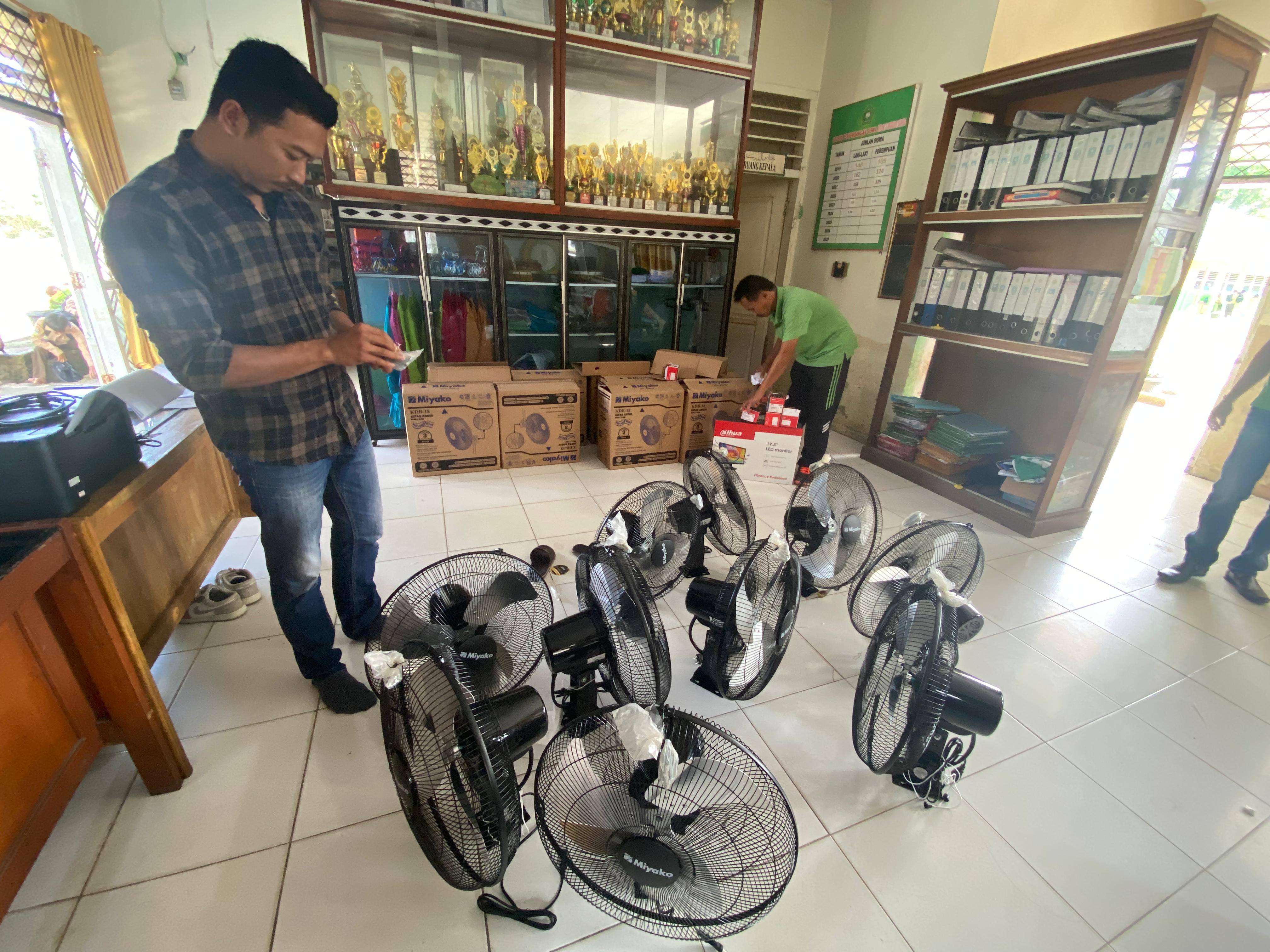 Fasilitas Ditambah demi Kenyamanan Siswa, MTsN 3 Muaro Jambi Sediakan 10 Kipas Angin dan Meja Kursi Baru
