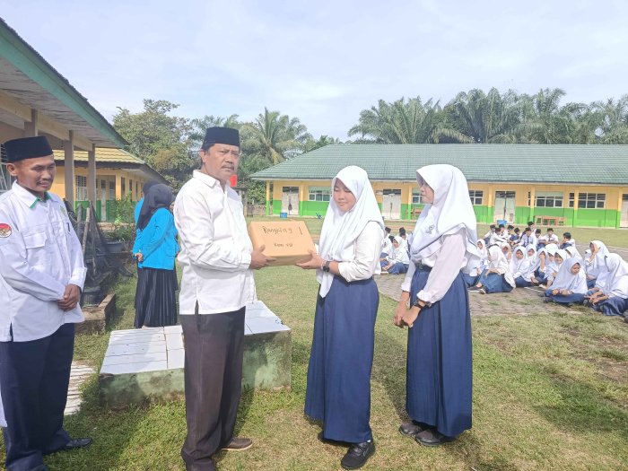 Ananda Zahra Putri Raih Ranking Satu Kelas 8, Hadiah Diserahkan dalam Apel Pagi MTsN 3 Muaro Jambi