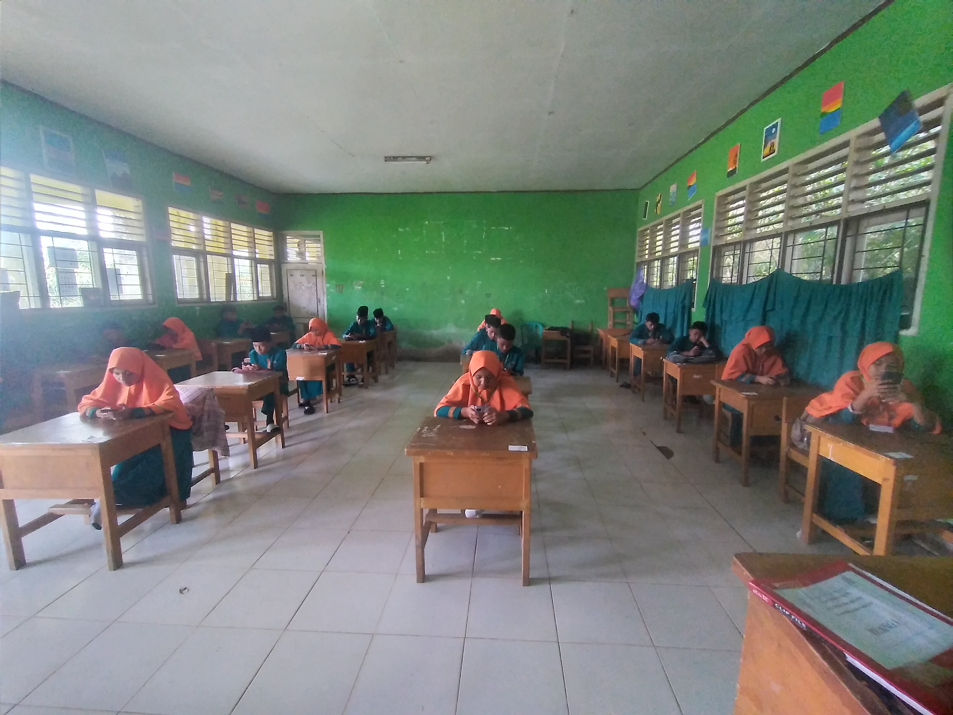  Hari ke-5 Ujian Madrasah Kelas IX MTsN 3 Muaro Jambi Berlangsung Aman dan Tertib