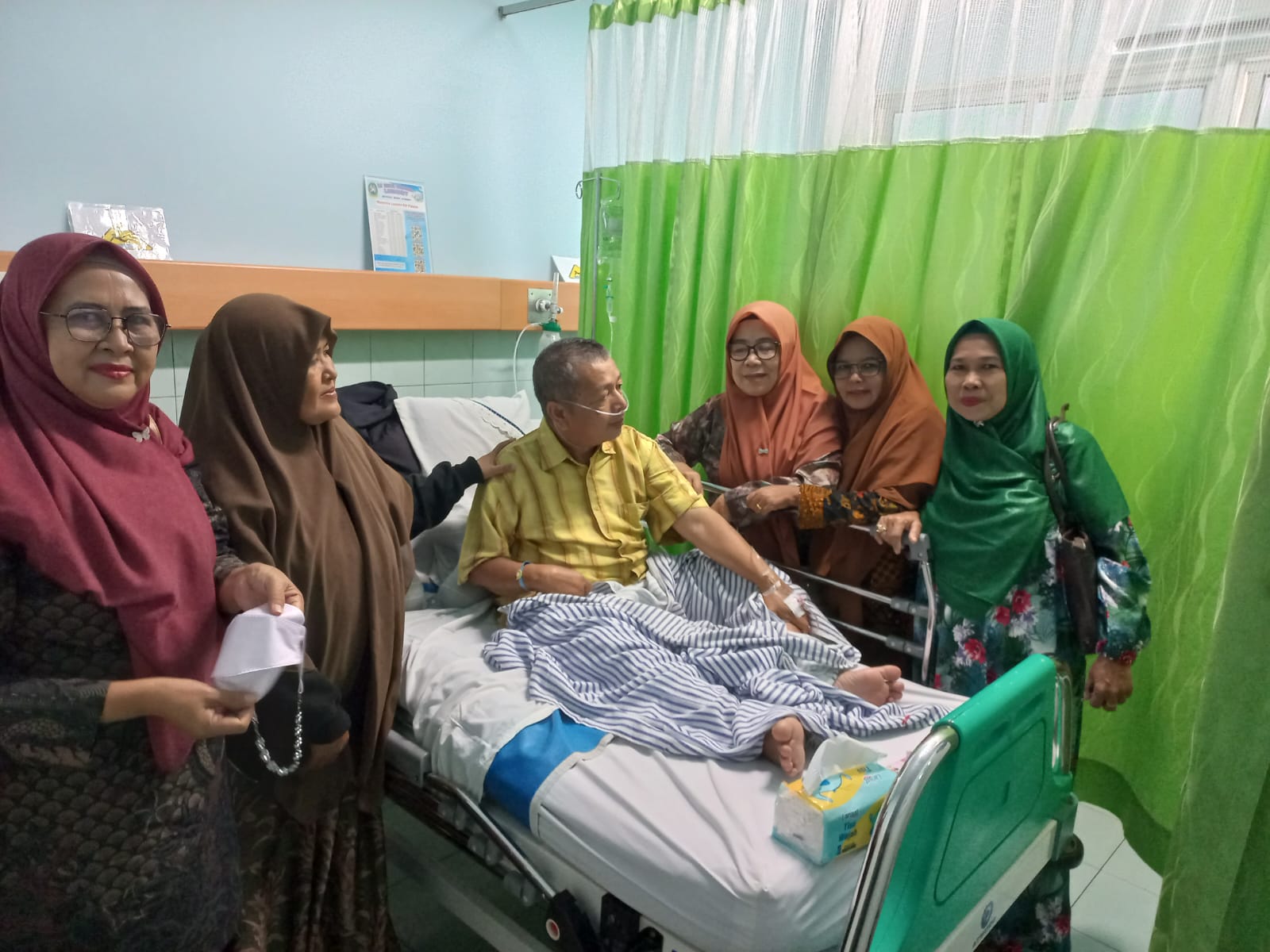 Humas dan Guru MTsN 3 Muaro Jambi Jenguk Rekan Sejawat di RS Theresia Jambi