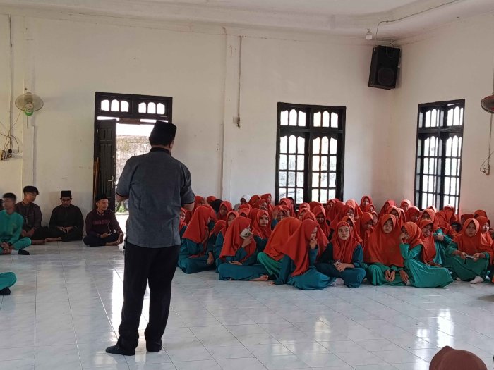 Waka Kurikulum MTsN 3 Muaro Jambi, Yusrizal, S.Pd., Sampaikan Tausiah Jumat Bertema Anti-Bully