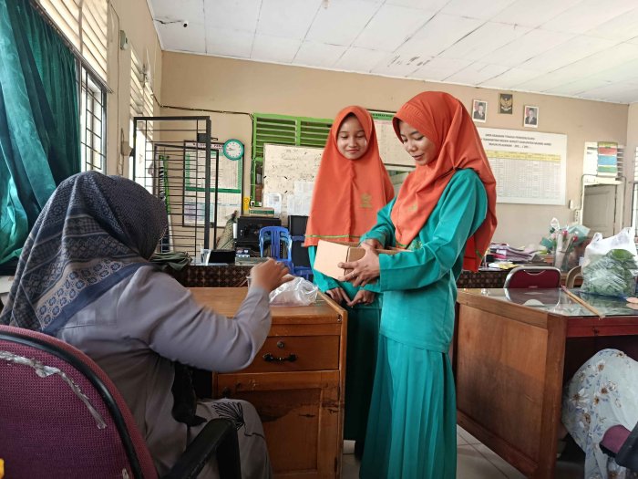 MTsN 3 Muaro Jambi Gelar Kegiatan Infak Rutin Sebagai Bentuk Pembiasaan Karakter Peduli Sesama