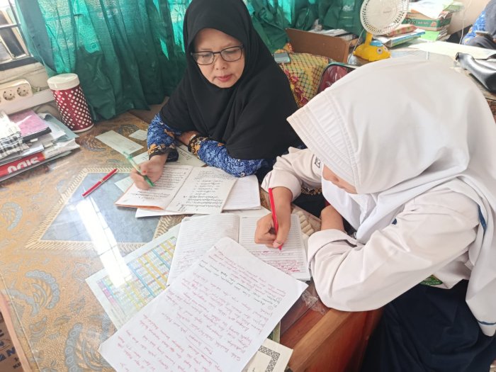 Jesica Amira Terus Asah Kemampuan Menulis Arab Melayu untuk Lomba Festival Bahasa Ibu Tingkat Provinsi