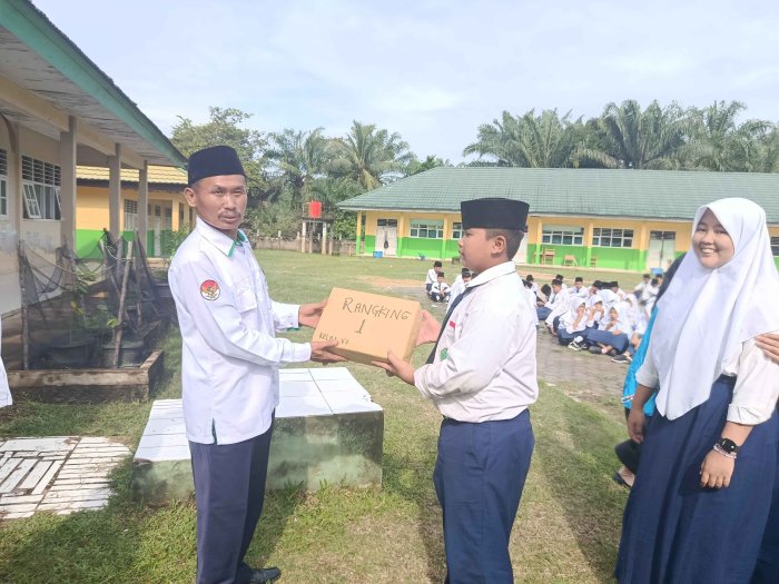 Ananda Restu Terima Hadiah Lomba Ranking Satu Kelas 7 MTsN 3 Muaro Jambi