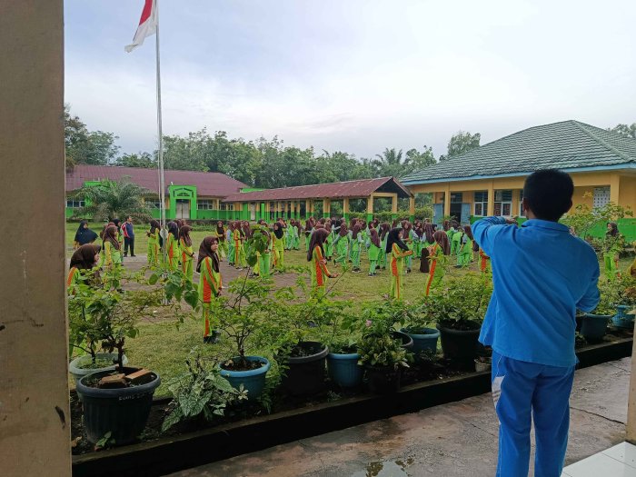 Kepala Madrasah Beri Arahan Sebelum Senam Pagi di MTsN 3 Muaro Jambi