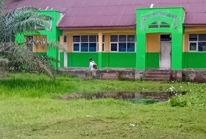 Potong Rumput Rutin, MTsN 3 Muaro Jambi Jaga Lingkungan Tetap Rapi dan Bersih