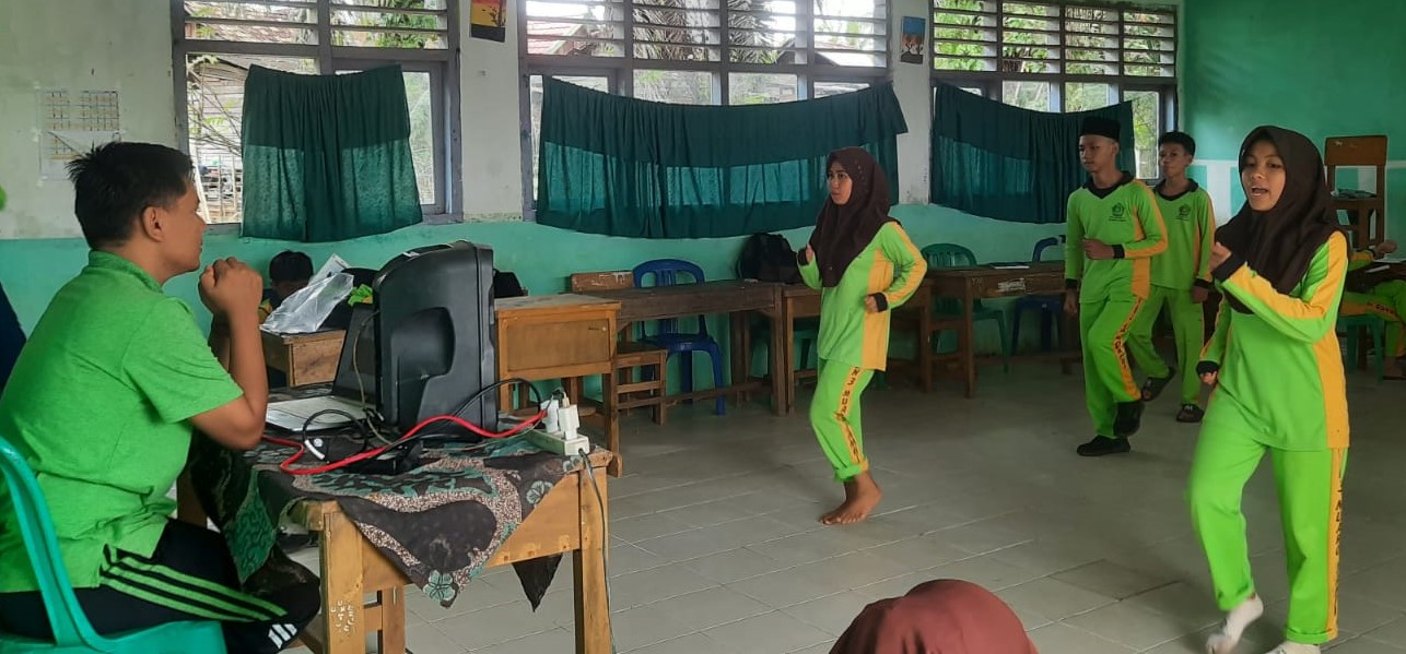 Tri Sutrisno, S.Pd: Pengawas Ujian Praktik Senam dengan Dedikasi Tinggi untuk Siswa Kelas IX A-D