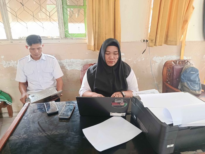 Dua Operator Andalan MTsN 3 Muaro Jambi, Miliki Peran Penting dalam Kelancaran Administrasi Madrasah