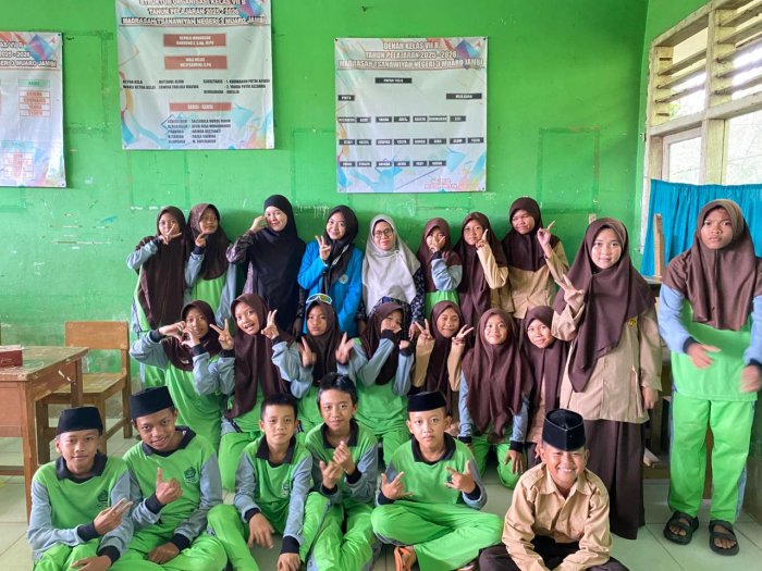 Salma Mahasiswa PLP UIN STS Jambi Abadikan Momen Bersama Dosen Pembimbing, Guru Pamong, dan Siswa Usai Ujian Akhir
