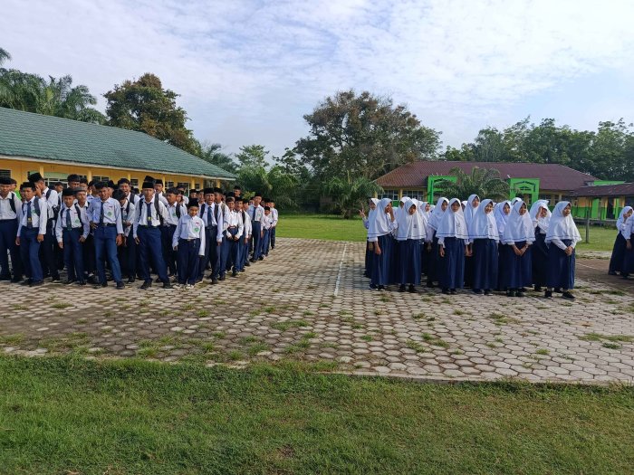 Pendisiplinan Waktu Sebelum Masuk Kelas, Siswa MTsN 3 Muaro Jambi Siap Ikuti Asesmen Semester Ganjil