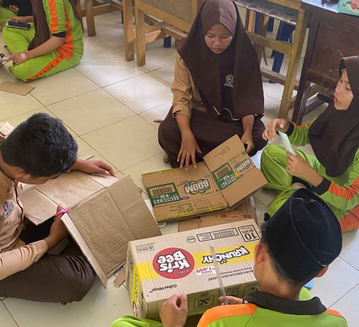 Siswa Kelas IX B MTsN 3 Muaro Jambi Buat Proyek Matematika Kreatif dari Kardus Bekas