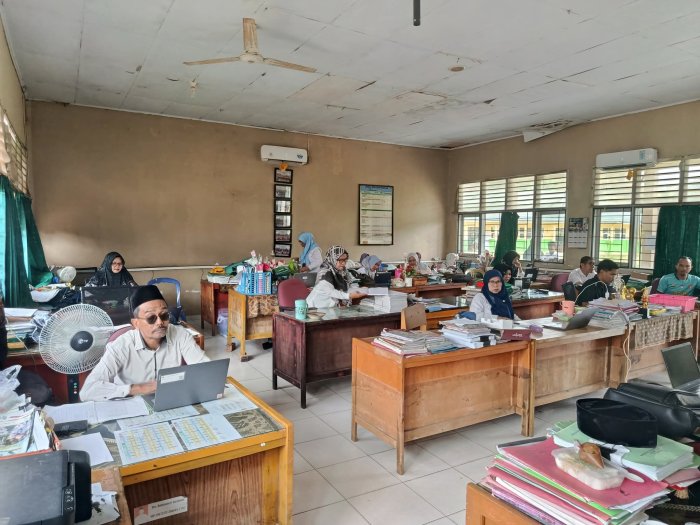 Guru dan Staf MTsN 3 Muaro Jambi Lanjutkan Pengisian Bukti Dukung SKP Triwulan IV