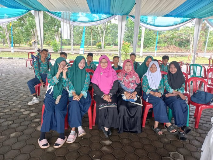 Kelas 8A MTsN 3 Muaro Jambi Berfoto Bersama Wali Kelas di Arena Utama MTQ