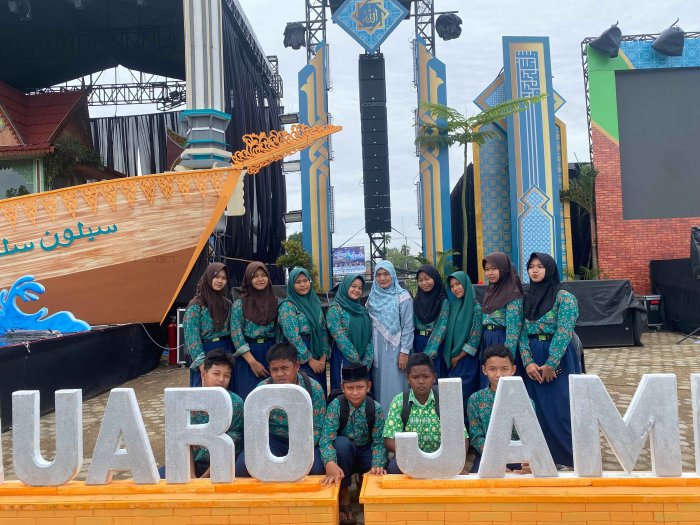 Momen Kebersamaan Kelas 8b dan Wali Kelas di Tengah Semarak MTQ