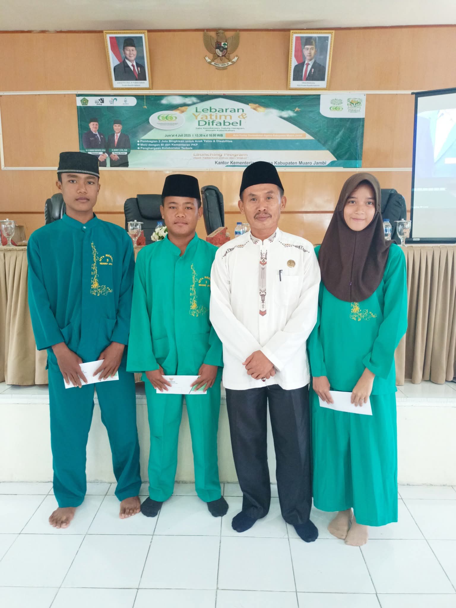 Tiga Siswa Yatim MTsN 3 Muaro Jambi Terima Santunan pada Peringatan Lebaran Yatim dan Difabel