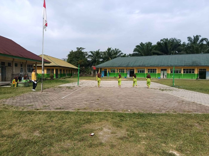 Guru Olahraga Bakar Semangat Siswa MTsN 3 Muaro Jambi Lewat Latihan Lari Seru di Lapangan!