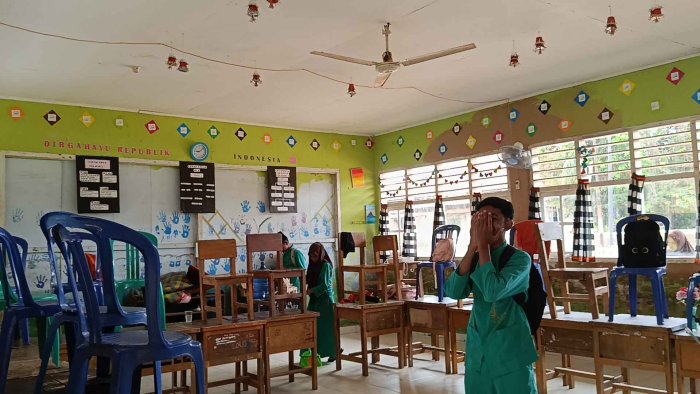 Menyapu, Mengepel, dan Merapikan Ruangan serta Dekorasi Kelas