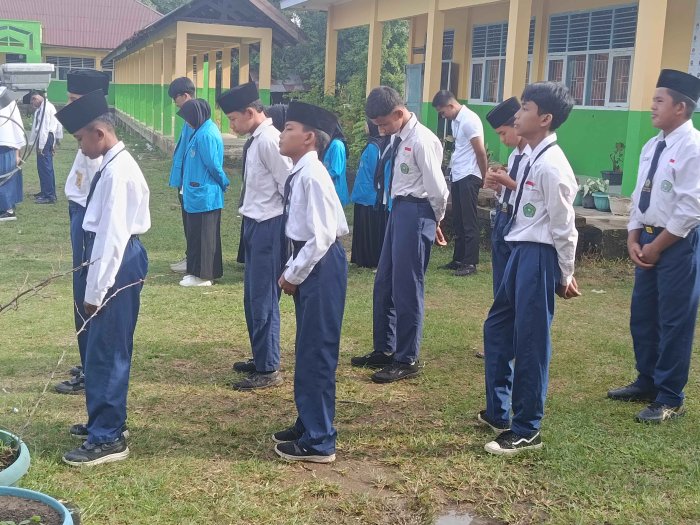 MTsN 3 Muaro Jambi Tegakkan Disiplin Seragam, Siswa yang Tidak Lengkap Dipisahkan dari Barisan Upacara