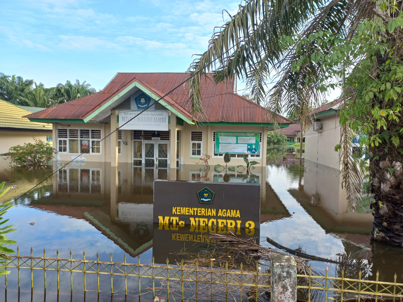 Air Masih Menggenangi Madrasah, Siswa MTsN 3 Muaro Jambi Lanjut Pembelajaran Daring 