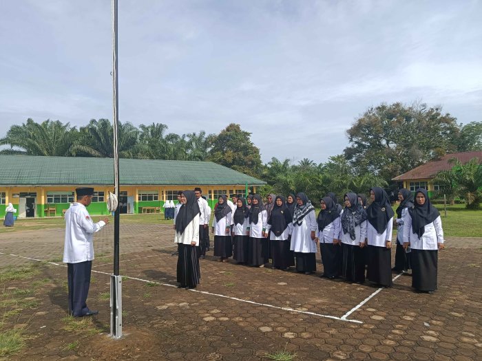 Kepala Madrasah Pimpin Apel Sore Bahas Persiapan Hari Guru di MTsN 3 Muaro Jambi