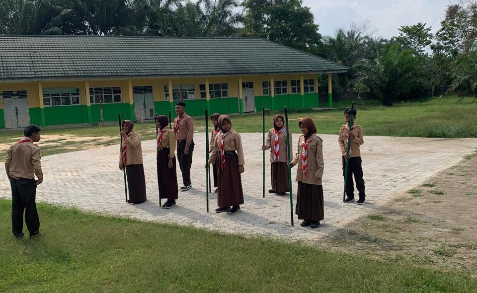 Hari Pertama Masuk Sekolah, Siswa MTsN 3 Muaro Jambi Antusias Latihan Pramuka untuk Persiapan Lomba Tahunan